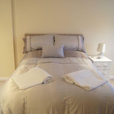 Modern, Cosy Apartment In Bearsden With Private Parking Glasgow Bagian luar foto