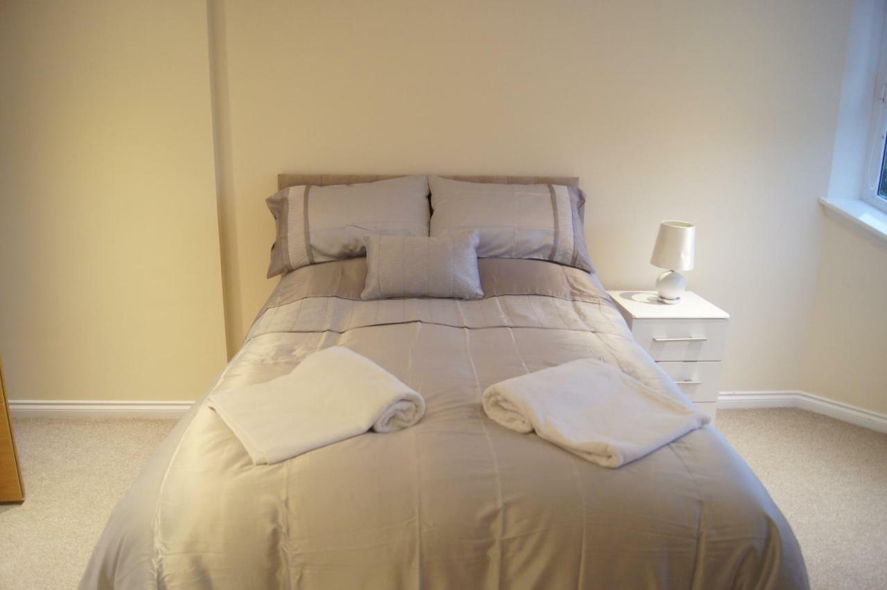 Modern, Cosy Apartment In Bearsden With Private Parking Glasgow Bagian luar foto