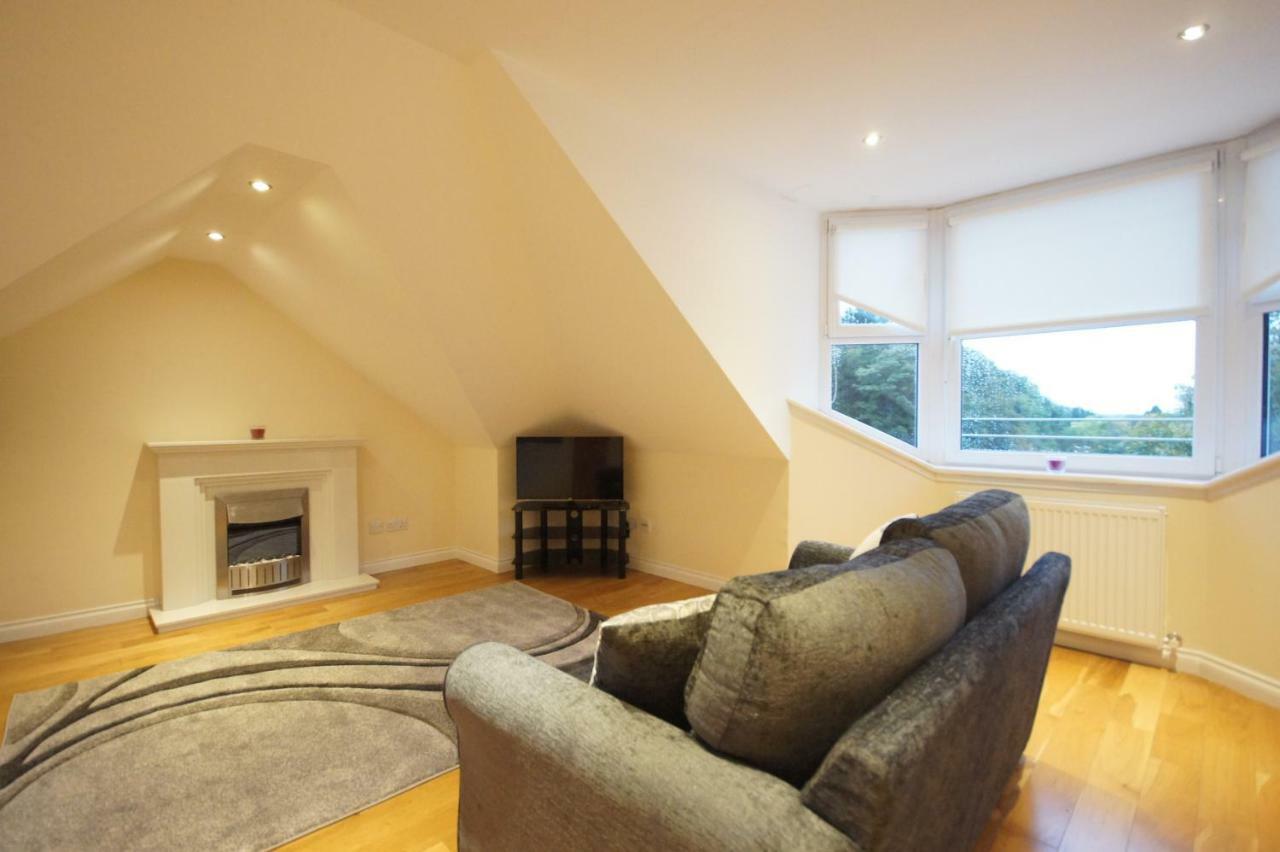 Modern, Cosy Apartment In Bearsden With Private Parking Glasgow Bagian luar foto