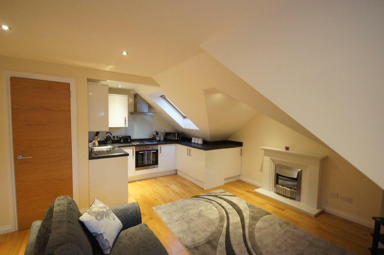 Modern, Cosy Apartment In Bearsden With Private Parking Glasgow Bagian luar foto
