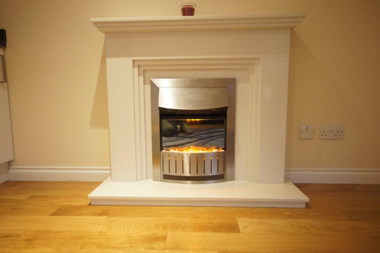 Modern, Cosy Apartment In Bearsden With Private Parking Glasgow Bagian luar foto
