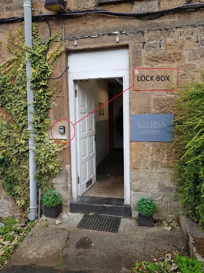 Modern, Cosy Apartment In Bearsden With Private Parking Glasgow Bagian luar foto